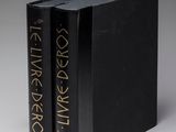 deux livres noirs posés l'un sur l'autre sur une table