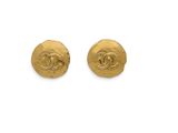 une paire de boucles d'oreilles Chanel