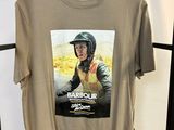 un t-shirt avec l'image d'un homme portant un casque, suspendu à un cintre
