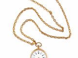 une image représentant une montre de poche en or avec une chaîne, sur fond blanc