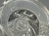 un gros plan d'un bol en verre rempli d'eau