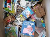 une boîte en carton remplie de livres et d'autres ouvrages pour enfants