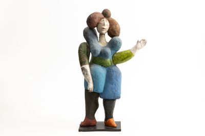 statue d'une femme tenant un enfant dans ses bras sur fond blanc