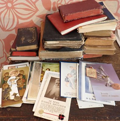 de nombreux livres posés sur la table, avec des images dessus