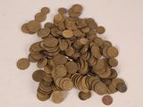 une pile de pièces de monnaie posée sur une table blanche
