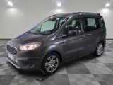 la camionnette grise est garée sur un sol en damier dans le garage