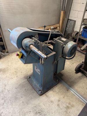 une machine qui se trouve dans un garage