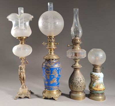 tout un tas de lampes anciennes posées sur une table