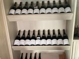 de nombreuses bouteilles de vin sur les étagères de la pièce