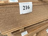 un gros plan sur une pile de panneaux de contreplaqué dans un entrepôt
