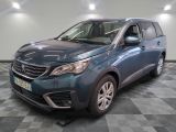 la voiture bleue est garée sur un sol en damier dans le garage