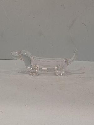 une figurine de chien en verre posée sur une table