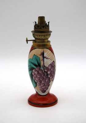 un vase sur lequel sont peints des raisins sur fond blanc