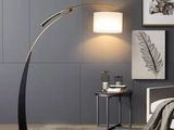 Le lampadaire se trouve à côté du lit dans la chambre.