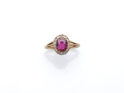 une bague à rubis et diamants