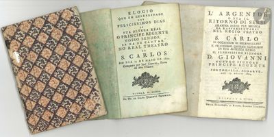 trois vieux livres posés l'un sur l'autre sur une table