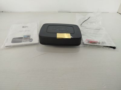 une photo d'une télécommande posée sur une table
