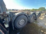une photo d'un camion à plateau garé sur un parking