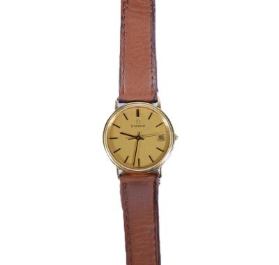 gros plan d'une montre-bracelet avec un bracelet en cuir marron