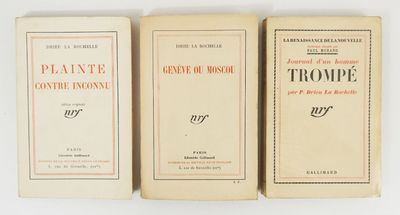 trois livres sur une table blanche sur fond blanc
