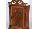 une vieille armoire en bois avec une croix sur la porte
