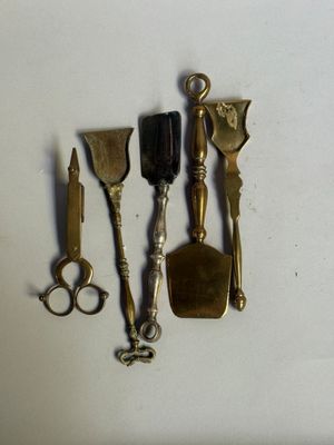 un grand nombre d'outils posés sur la table