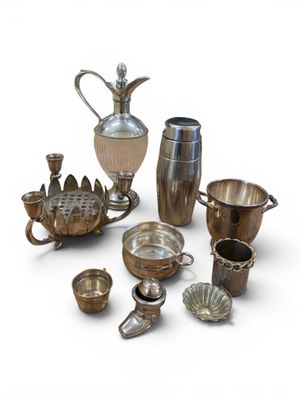 beaucoup d'objets en argent sur une surface blanche