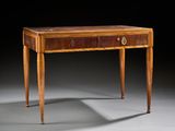 l'image d'une table en bois surmontée d'un tiroir