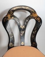 Paire de chaises en bois laqué et doré à décor en incrustati… (photo 4)