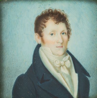 portrait d'un jeune homme vêtu d'un manteau bleu et d'une chemise blanche