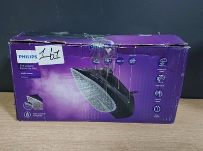 La boîte est ouverte sur une table sur laquelle se trouve un paquet noir et violet.