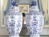 deux vases bleus et blancs posés sur une table
