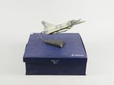 une maquette d'avion de chasse posée sur une boîte bleue