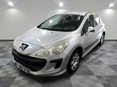 la photo d'une voiture argentée garée dans un garage