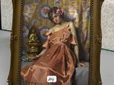 la photo d'une photo représentant une femme assise sur une chaise