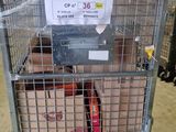 un chariot de magasin rempli de cartons dans un entrepôt
