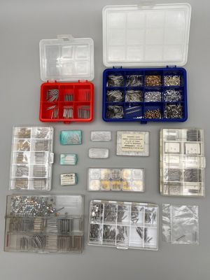de nombreux types de vis et d'écrous dans une boîte