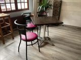 une table et deux chaises dans une pièce avec du parquet