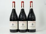trois bouteilles de vin rouge sont posées sur une surface blanche