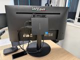 un écran noir posé sur un bureau en bois