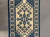 un tapis bleu et blanc accroché au mur