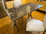 un homme assis à une table au milieu d'une cuisine