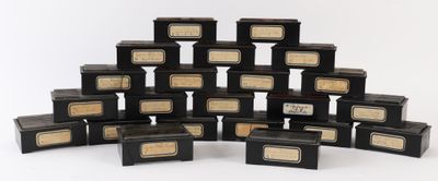 beaucoup de boîtes noires empilées les unes sur les autres
