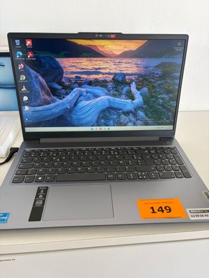 deux ordinateurs portables posés sur une table, avec une étiquette de prix