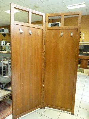 une grande porte ouverte dans une cuisine, avec une cuisinière en arrière-plan