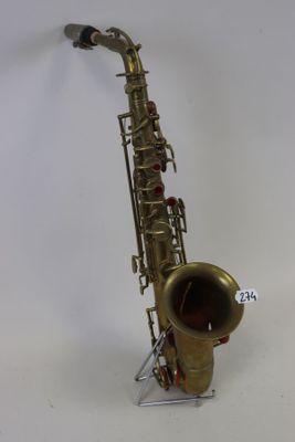 une image représentant un saxophone posé sur un pupitre, sur fond blanc