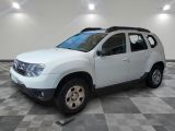 une photo d'une dacia blanche garée dans une pièce