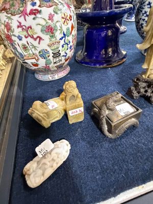 un grand nombre d'objets posés sur une table