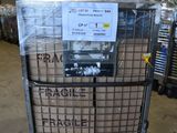 un chariot contenant de nombreux cartons dans un entrepôt