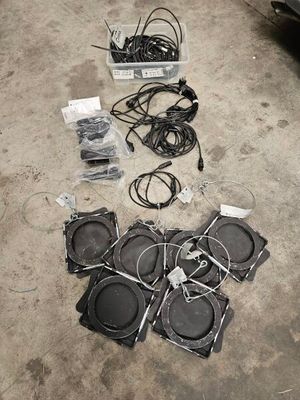 beaucoup d'appareils électroniques qui traînent par terre